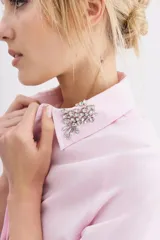 Camisa rosa de algodón con cuello camisero y botones ocultos. El cuello está decorado con piedras bordadas a mano.