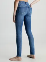 Jeans skinny de tiro alto color azul medio vintage, confeccionados en denim de algodón elástico con fibras recicladas.