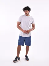 Remera verde militar de corte regular con estampado de flor celeste en el pecho.