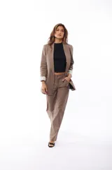 Blazer color marrón con solapas, bolsillos laterales y forro interior.