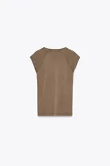 Camiseta color marrón de algodón con cuello redondo y mangas cortas.