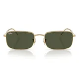 Lentes de sol Ray-Ban con marco rectangular dorado y lentes verdes.