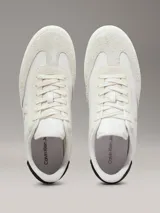 Zapatillas urbanas Calvin Klein Jeans de cuero blanco con puntera de gamuza y detalle de logo CK en el lateral.