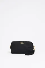 Neceser negro de nylon con correa desmontable, detalles en piel, logo metálico de Bimba y Lola, bolsillo interior y cierre con cremallera.