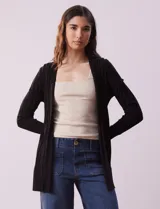 Cardigan azul en tejido acanalado con mangas largas.