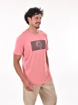 Remera color salmón con estampado rectangular con la palabra 'FEARLESS' en letras negras.