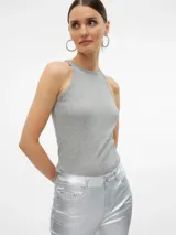Musculosa gris de punto con cuello redondo y sisas americanas.