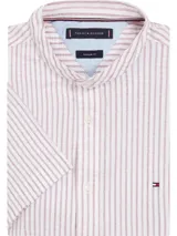 Camisa Tommy Hilfiger de corte regular, confeccionada en tejido mil rayas ligeramente elástico. Diseño a rayas verticales color blanco y rojo, cuello mao y logo de Tommy Hilfiger bordado en el pecho.