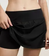 Short pollera deportiva negro con cintura elástica, bolsillo funcional y recorte lateral en red.