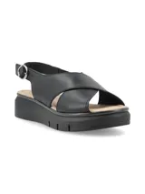 Sandalia negra de cuero con plataforma y tiras cruzadas.