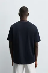 Pack de tres camisetas básicas de hombre, corte regular, cuello redondo y manga corta.