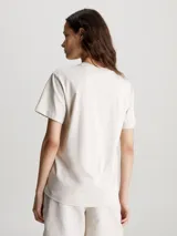 Remera de algodón color crema con logo de Calvin Klein estampado en el pecho.