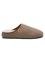 Pantufla cerrada de fieltro color marrón claro, con plantilla de corderito y suela de goma.