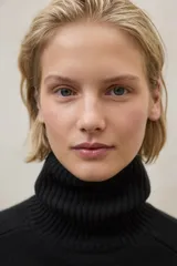 Suéter de cuello alto, color rojo oscuro, de tejido de punto liso y manga larga.