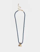 Collar corto de cuentas azul marino con dije de mosquetón dorado en forma de corazón y dijes colgantes de corazón dorado.