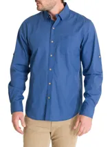 Camisa de hombre azul de manga larga, confeccionada en algodón orgánico con tecnología UPF 20+ y botones de madera.