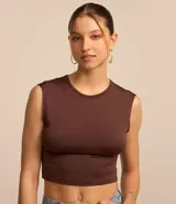 Blusa cropped marrón de microfibra sin estampa, con cuello redondo, breteles anchos, espalda abierta y bajo retorcido.