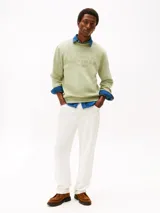 Buzo verde claro de cuello redondo, marca Tommy Hilfiger, con logo de la marca bordado en el frente.