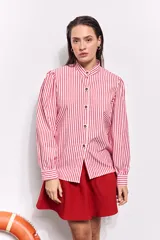 Camisa de algodón liviano a rayas verticales rojas y blancas, con cuello mao, frunce en los hombros y botones a contratono.