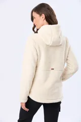 Campera de sherpa suave color beige, con capucha, cierre frontal con detalles en cuero y bolsillos laterales.