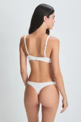 Colaless color piel con pequeños lunares en relieve.