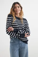 Sweater de punto a rayas horizontales azul marino y blanco, con cuello redondo y botones decorativos en el hombro.