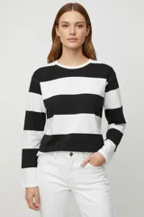 Buzo de manga larga con cuello redondo, estampado de perro Bichon Frise sobre fondo blanco y negro a rayas horizontales anchas.