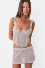 Minifalda gris claro tejida, de tiro bajo y corte ajustado.