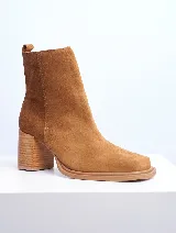 Bota corta color beige de gamuza, con puntera cuadrada y taco de madera.