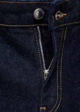 Pantalón de jean azul oscuro, de tiro medio y corte wide leg.