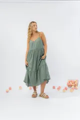 Vestido largo negro de gasa de algodón con breteles finos y escote en V.