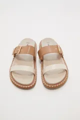 Sandalias negras de cuero sintético con doble tira y hebilla dorada ajustable.