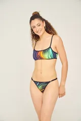 Conjunto de bikini con corpiño entero adelante, todo cruzado tipo acordonado en la espalda y bombacha de tiro alto con estampado a rayas horizontales de colores.