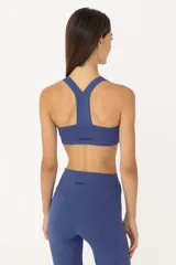Top de poliamida diseñado para yoga, con sujeción media, espalda abierta y breteles finos.