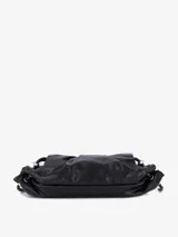 Bolso de hombro tipo baguette de cuero bovino, color verde caqui con acabado lacado. Presenta un fruncido radial en el centro que rodea el cierre metálico con logo 'D'. Tiene cordones ajustables en los laterales y una correa de hombro delgada.