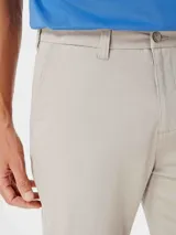 Pantalón de vestir azul marino, de corte slim fit, con bolsillos laterales y traseros.