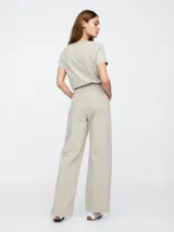 Jean wide leg color gris claro, de tiro alto y corte holgado.