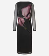 Vestido midi de tul con estampado floral y mangas largas transparentes.