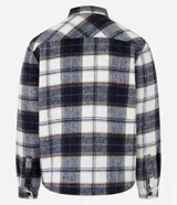 Campera trucker masculina de franela a cuadros en tonos blanco, negro y gris, con cuello inglés, abotonado delantero, bolsillos con solapa en el pecho y bolsillos laterales. Interior forrado en sherpa.