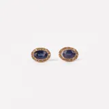 Aros pequeños de oro amarillo 18k con zafiros ovalados y brillantes.