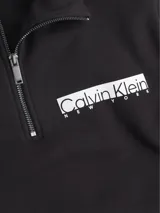 Buzo negro de cuello alto con media cremallera y logo Calvin Klein estampado en el pecho.