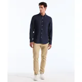 Camisa azul marino de lino con cuello abotonado, manga larga y bolsillo en el pecho.