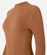 Blusa marrón de punto con cuello alto y manga larga.