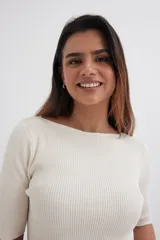 Sweater amarillo de tejido de punto acanalado, con cuello bote y mangas 3/4.
