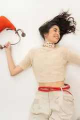 Cartera de hombro tejida a crochet color verde, con asa de cuero marrón y cierre.