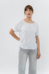 Remera blanca de viscosa liviana, con escote redondo y mangas cortas con vuelta.