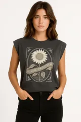 Remera blanca de algodón con mangas cortas, cuello redondo y estampado con imágenes de cartas de tarot y texto en negro.