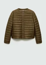 Campera puffer color verde oliva con cierre frontal y cuello alto.