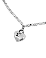 Collar plateado de cadena de eslabones con dije de corazón roto.