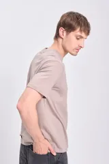 Remera color visón de manga corta con cuello redondo y estampa frontal con la frase "Take a Chance".